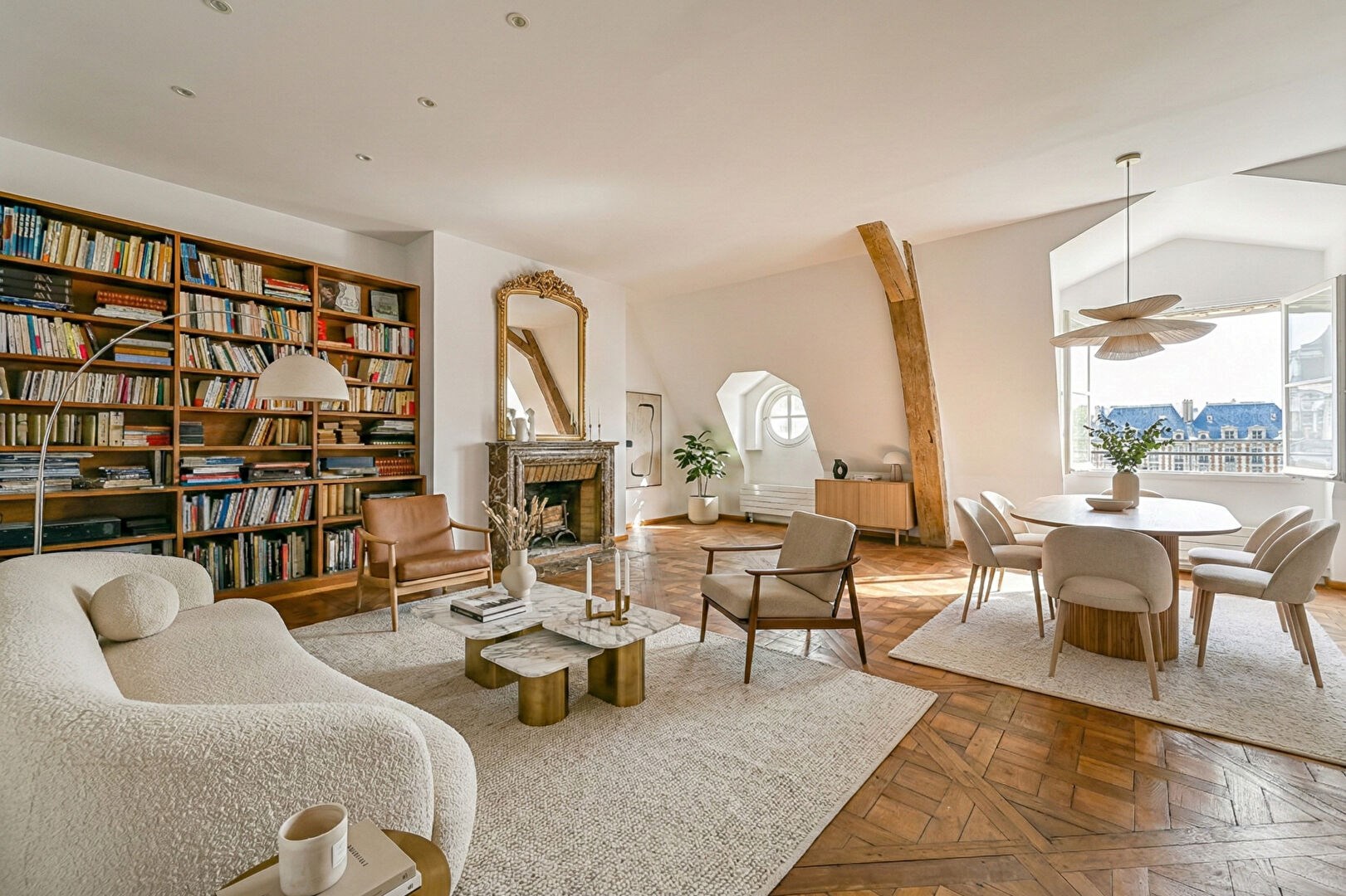 Duplex 165m² dans un Hôtel Particulier aux derniers étages par ascenseur - vue sur la place des Vosges-