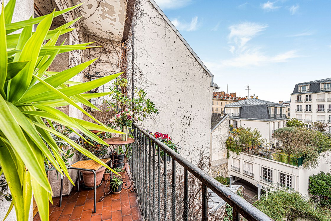 Paris 5eme -  Rue Mouffetard - Studio lumineux avec balcon
