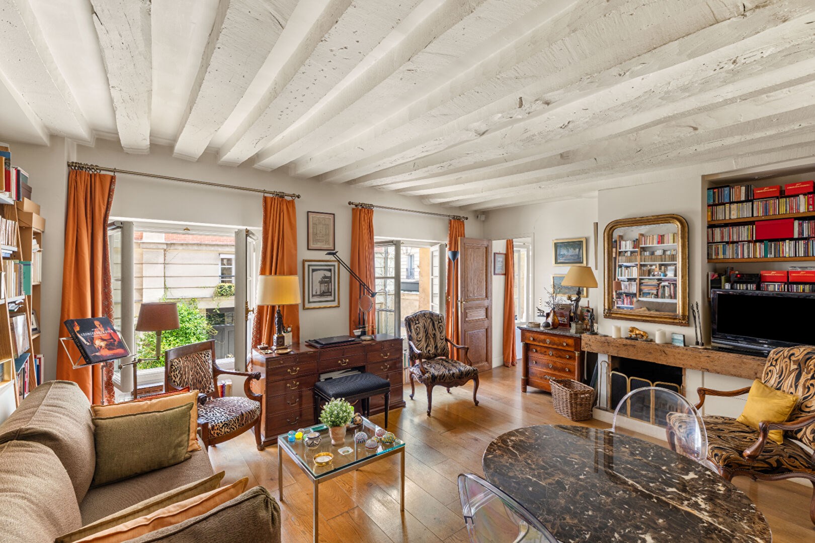 Place des Vosges, un élégant appartement dans un hôtel particulier