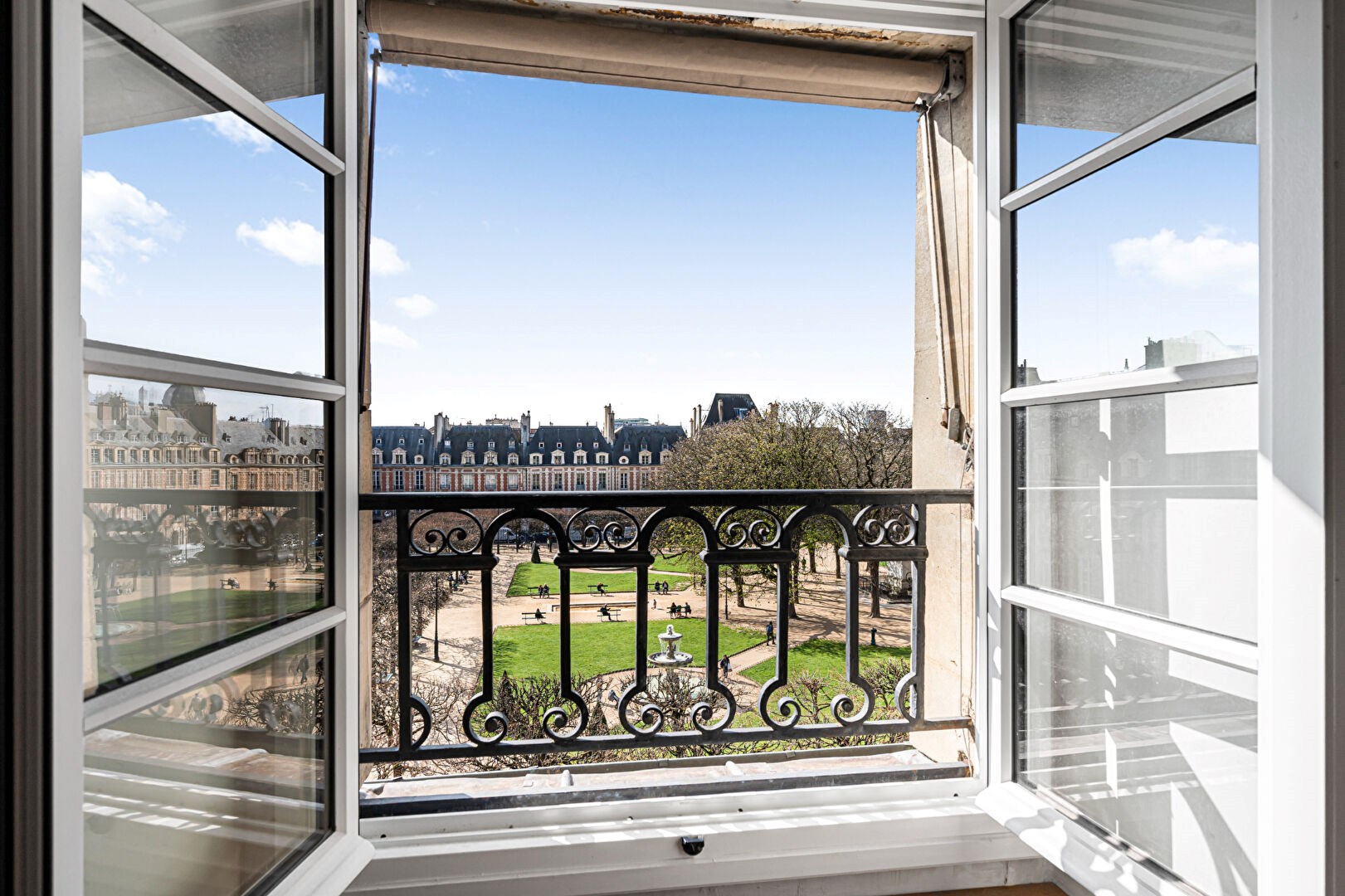 Paris 4ème - Place des Vosges - Duplex plein soleil avec vue dégagée