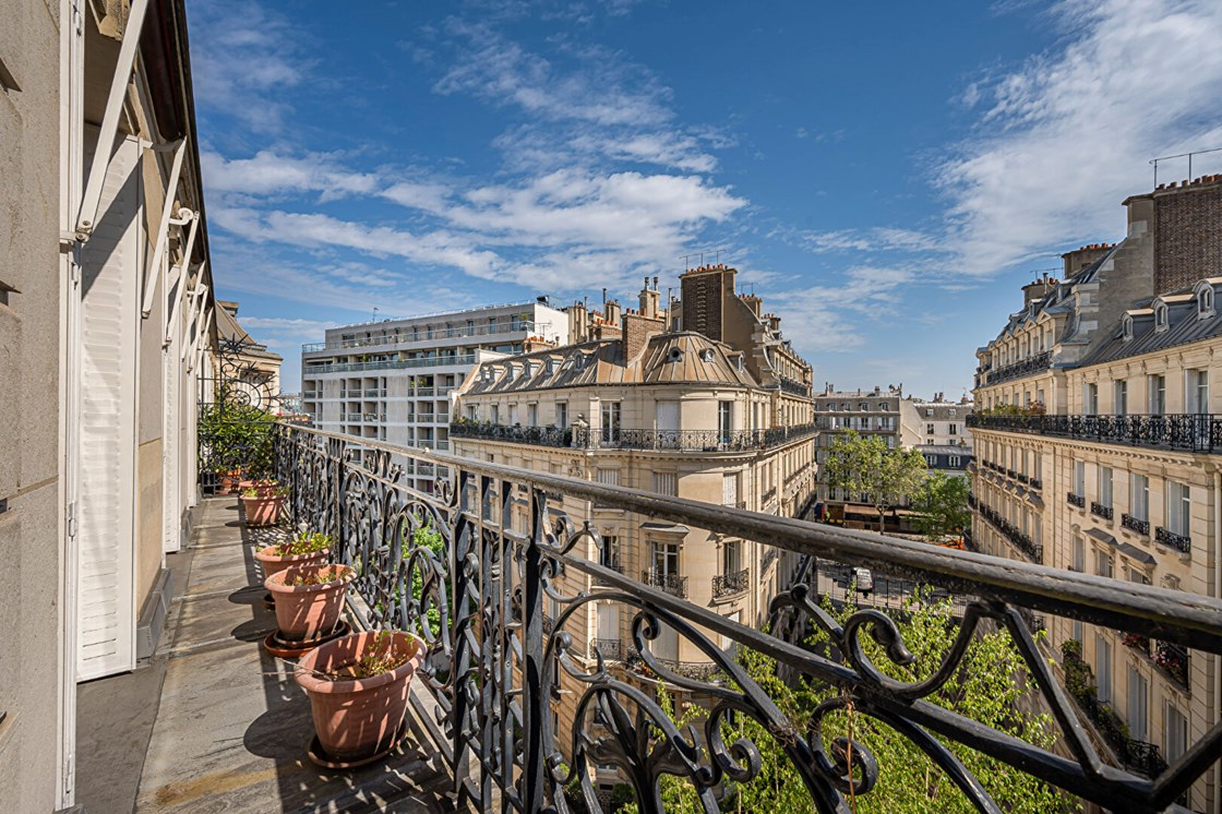Appartement Paris 4 pièces 105.45 m² avec balcon filant